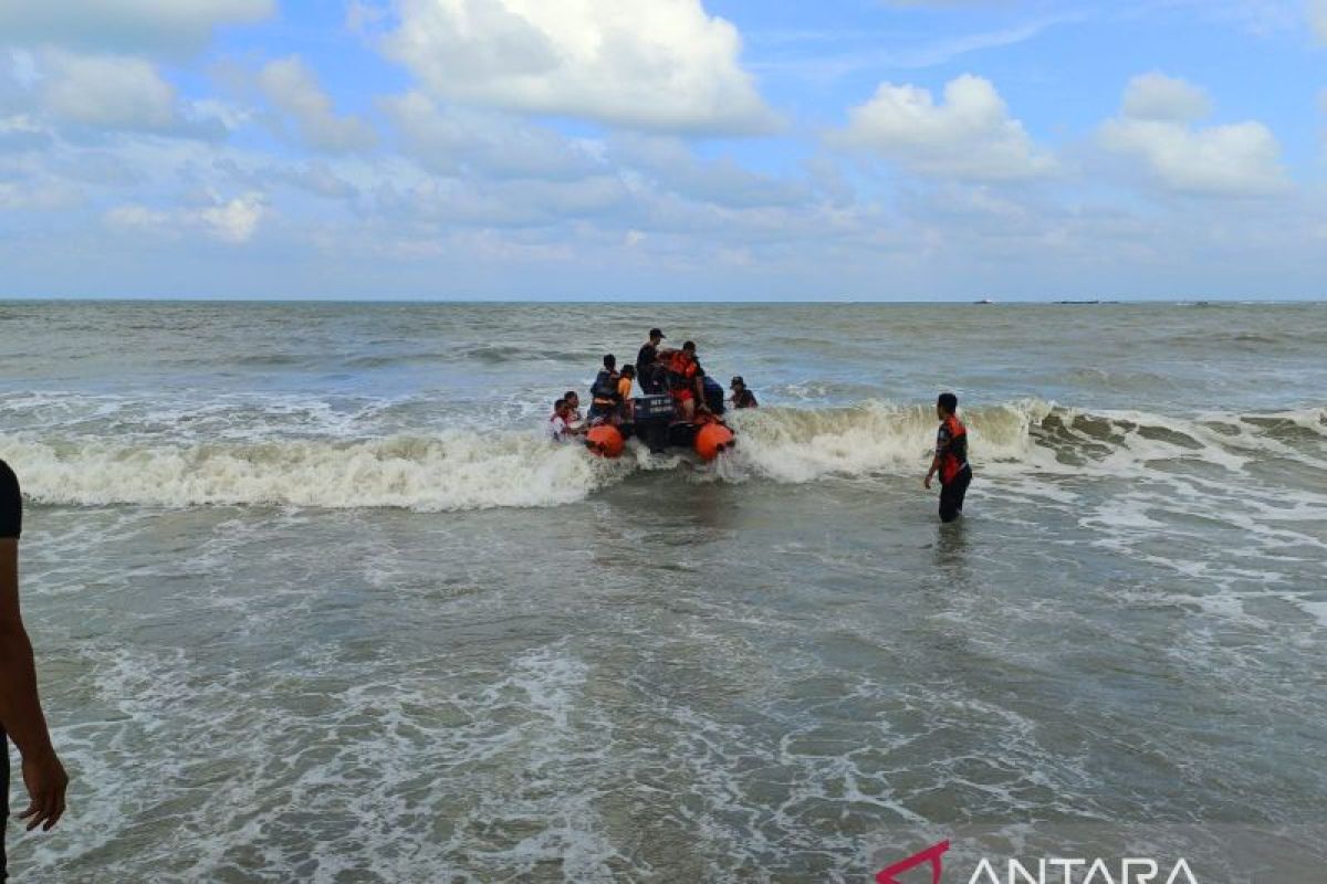 Tim SAR gabungan lanjutkan pencarian nelayan hilang di laut Sungailiat