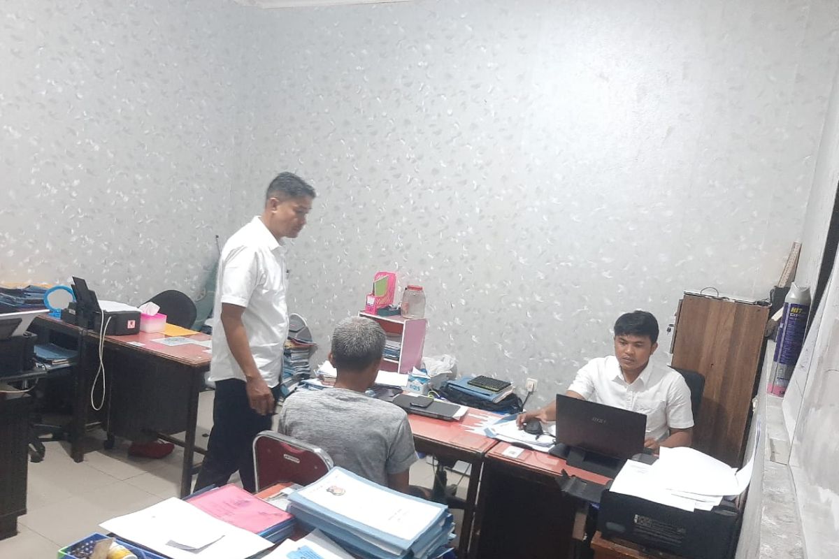 Polisi tangkap seorang pria diduga rudapaksa anak kandungnya