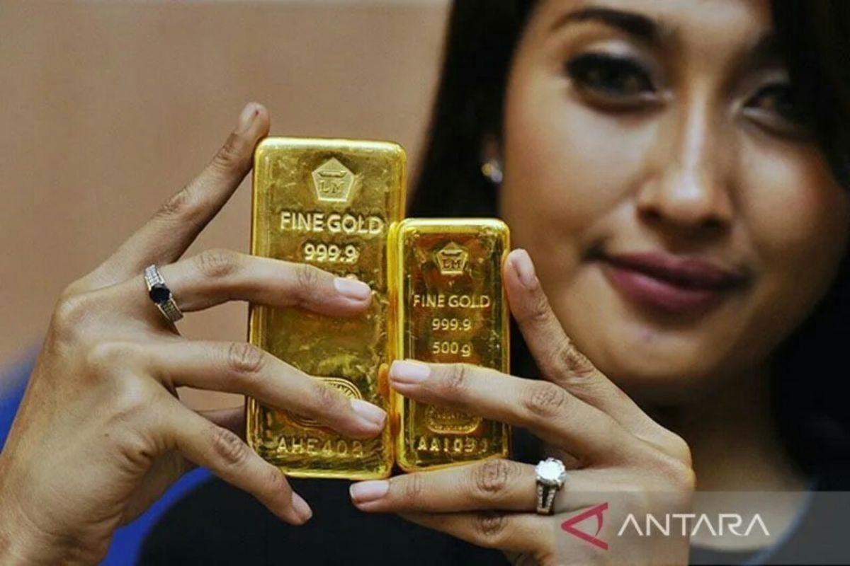 Harga emas batangan Antam hari ini kembali turun Rp4.000 per gram