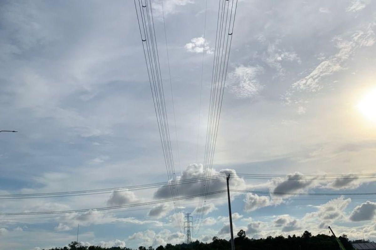 PLN: Dua per tiga listrik di Kalimantan karena  SUTT kesenggol crane