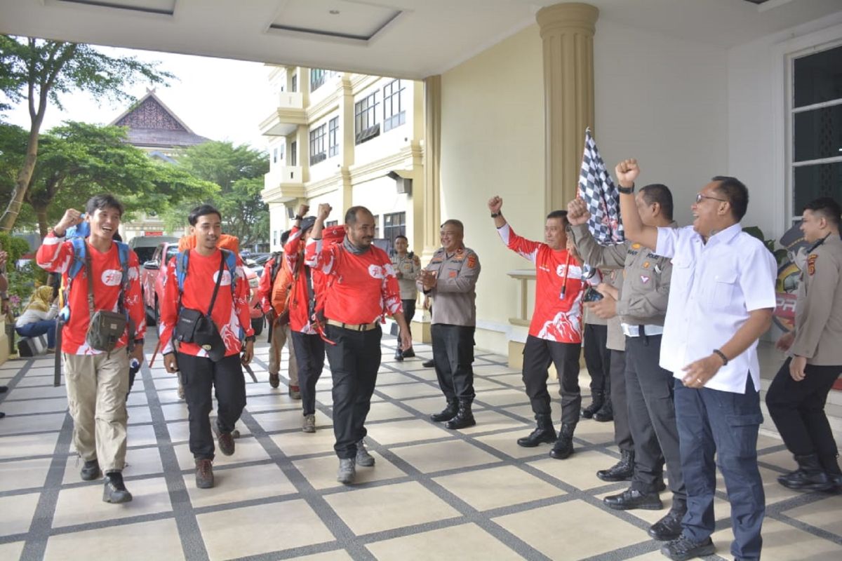 Mendaki Kerinci, rombongan Ekspedisi Merah Putih Atap Sumatera dilepas