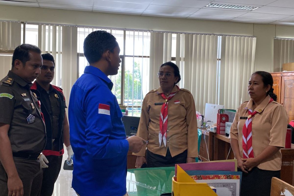 Penyidik Kejaksaan geledah kantor Gubernur NTT