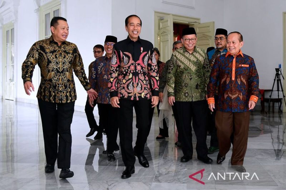 Jokowi dan pimpinan MPR saling goda soal empat pasangan capres