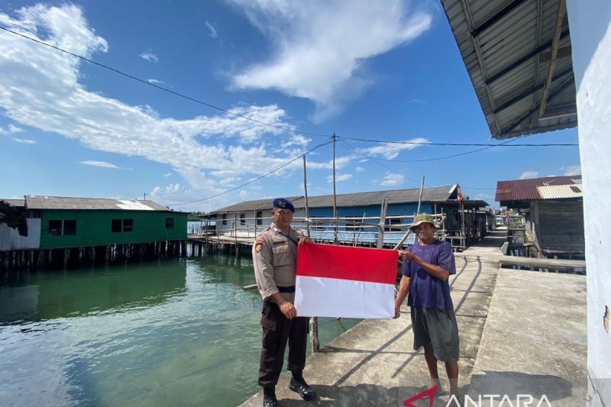 Polda Kepri bagikan 100 bendera Merah Putih untuk warga pulau terluar di Batam