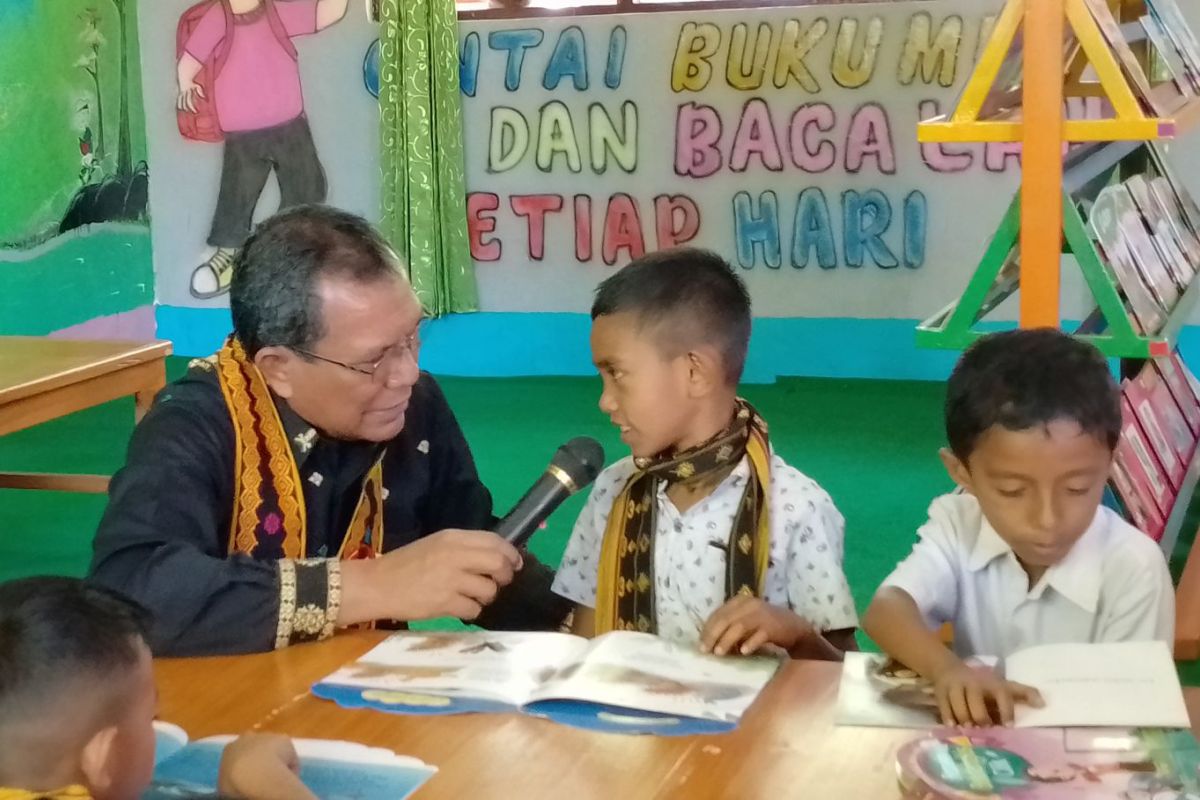 Bupati Nagekeo minta sekolah bentuk komunitas membaca buku