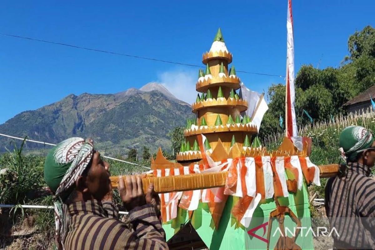 Warga Merbabu Boyolali gelar kirab 1.000 tumpeng