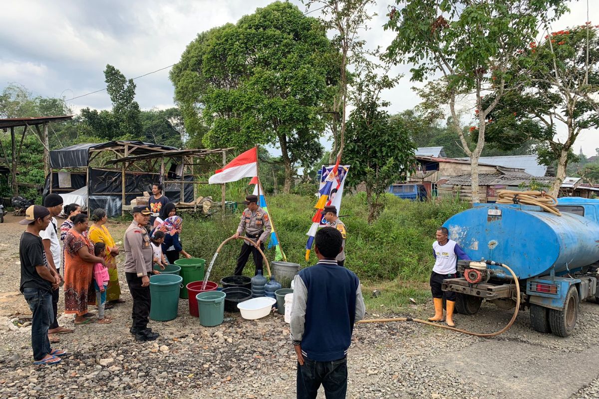 Polres Lampung Barat salurkan 12 ribu liter air bersih buat warga