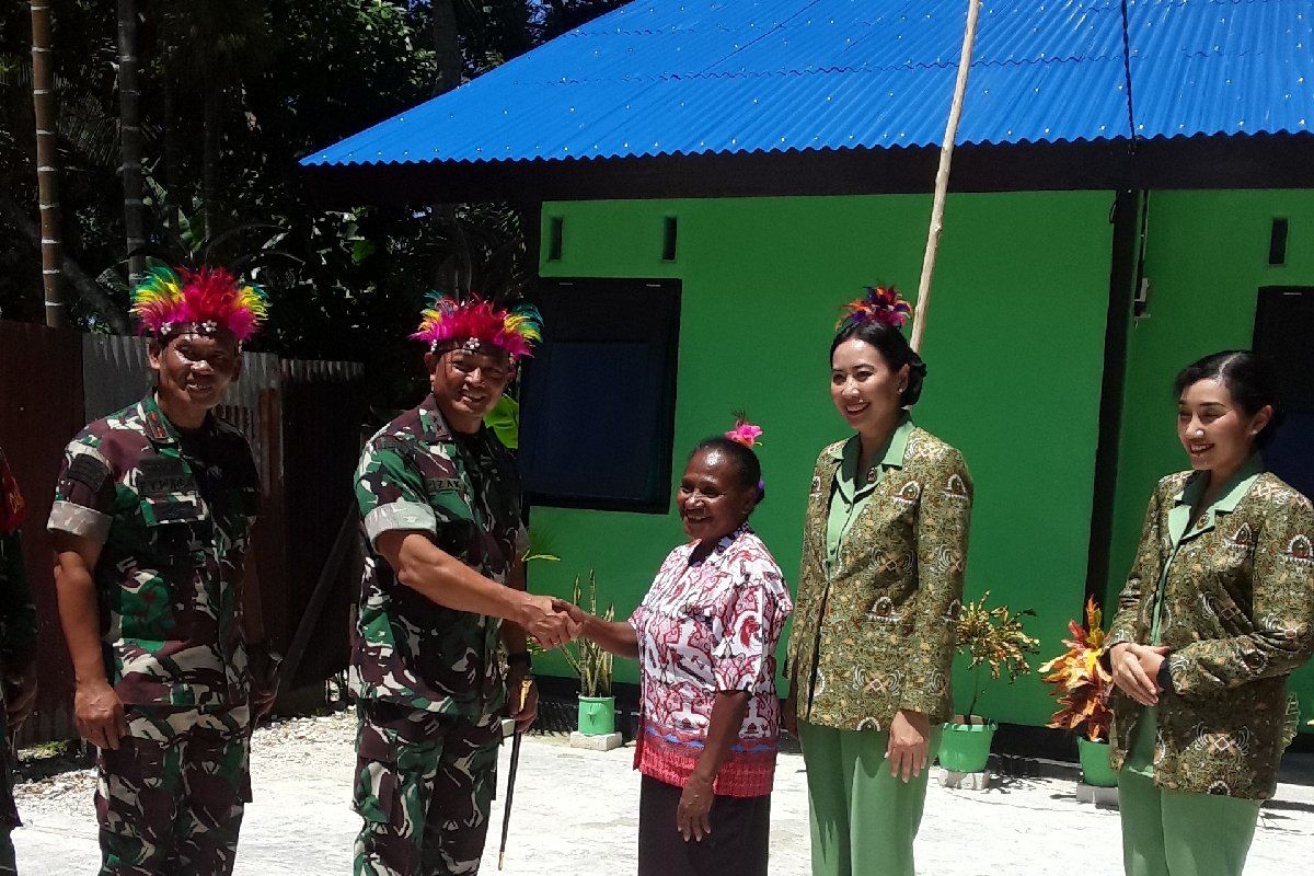 Pangdam XVII/Cenderawasih serahkan tujuh rumah TMMD ke warga Mokmer Biak