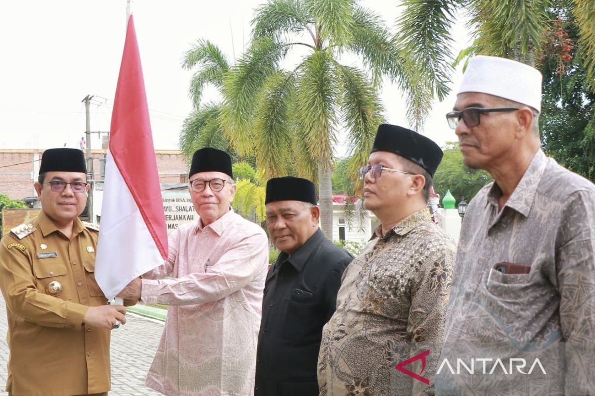 Pemkab Aceh Barat bagikan 6.500 lembar bendera merah putih ke masyarakat