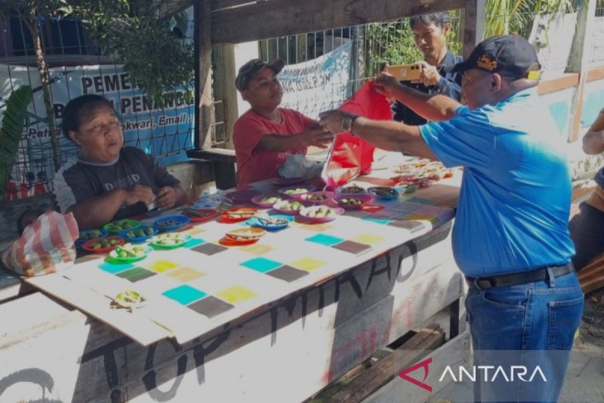 Bupati Hermus bagikan Bendera Merah Putih di Wirsi Arkuki