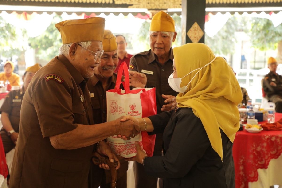 Sleman serahkan bantuan paket sembako bagi veteran