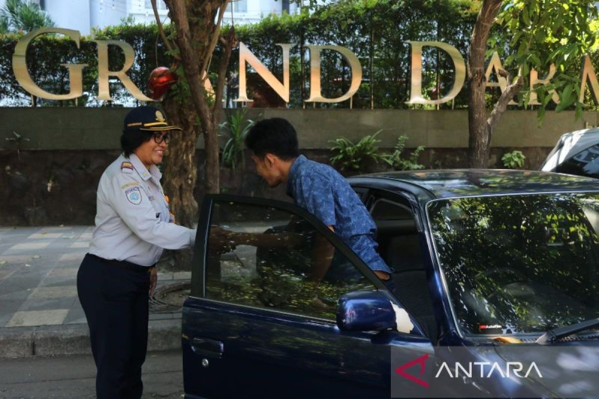 Dishub Surabaya sosialisasikan aturan pemberian karcis bagi pengguna jasa parkir