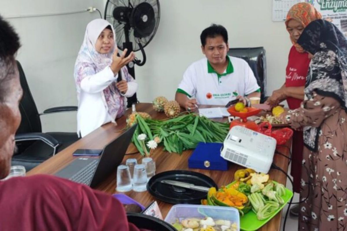 Pedagang kaki lima dan UMKM dilatih kelola limbah jadi eco enzym