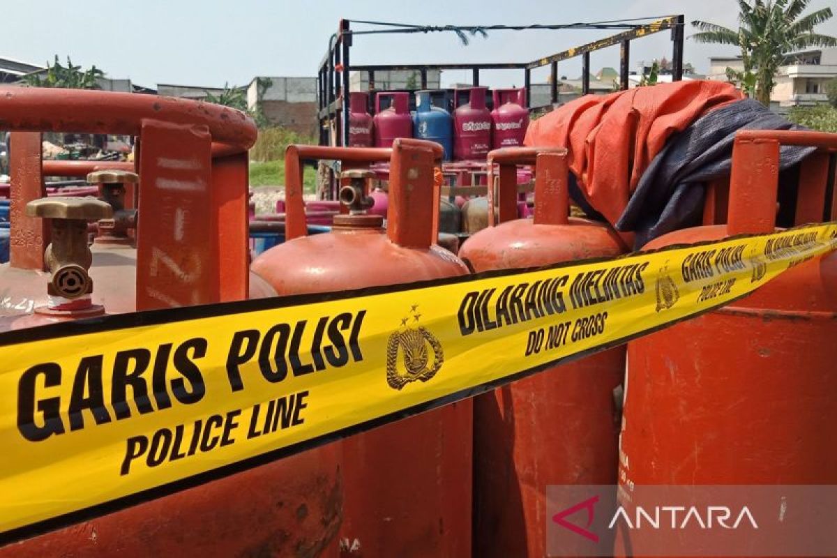 Polisi usut temuan puluhan tabung gas di lahan kosong di Kalideres