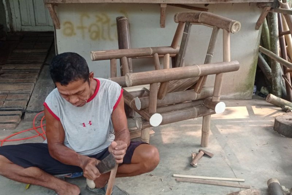 Kerajinan kursi bambu di Lebak tetap diminati konsumen