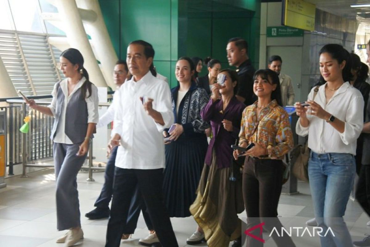 Presiden Jokowi bareng "influencer" jajal kereta LRT lintas Bekasi