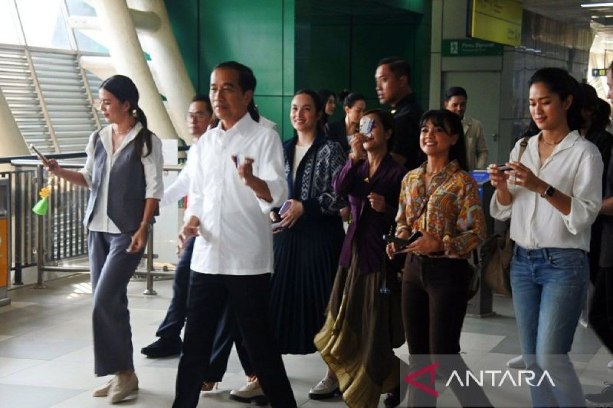 Jokowi bareng "influencer" jajal kereta LRT lintas Bekasi