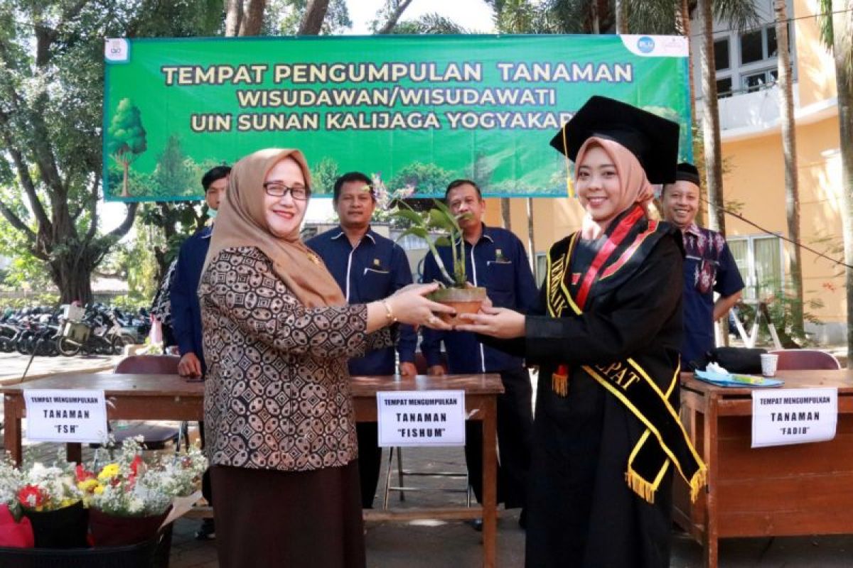 Wisudawan UIN Yogyakarta hijaukan kampus saat acara wisuda