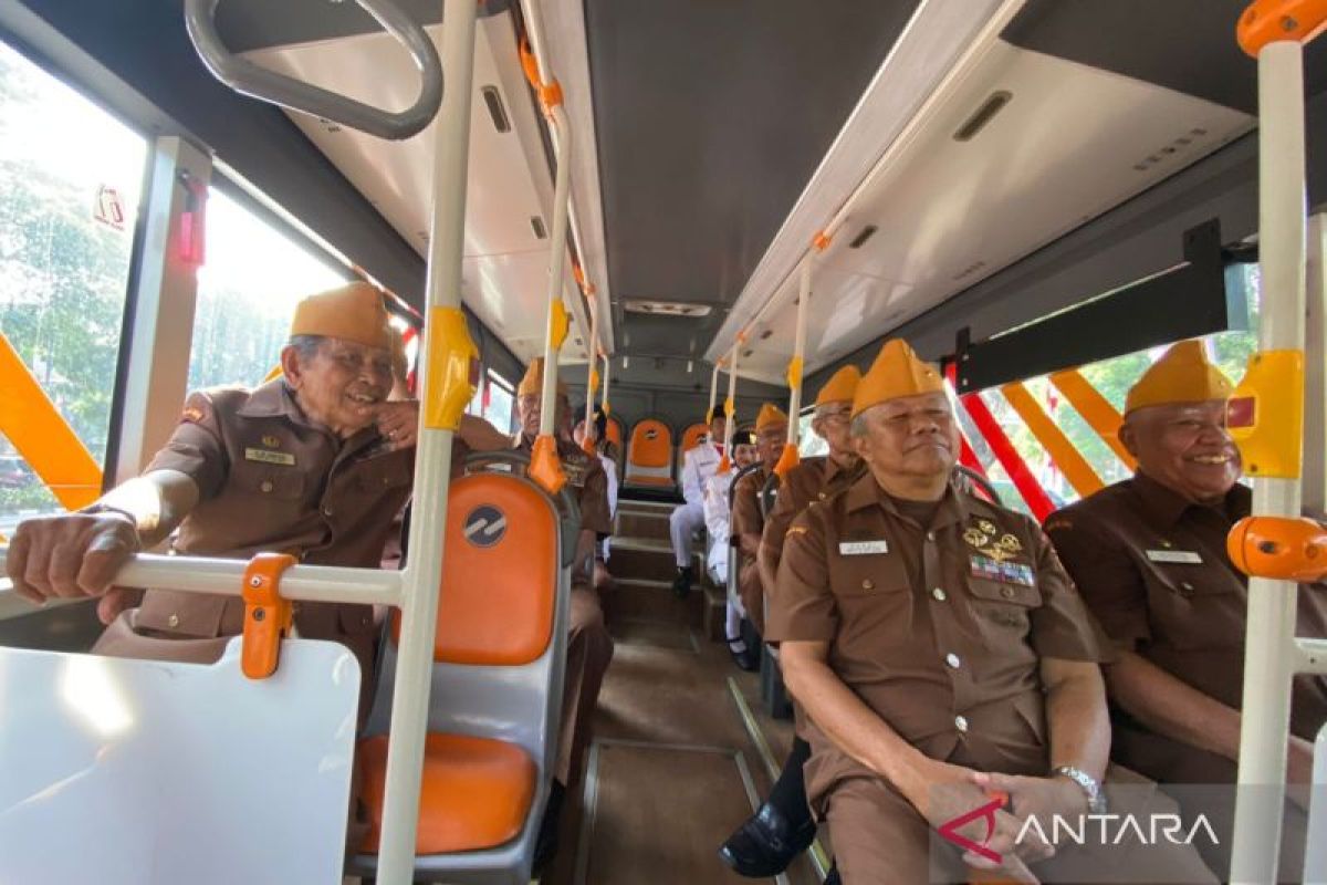 TransJakarta beri layanan gratis untuk 200 veteran keliling Ibu Kota