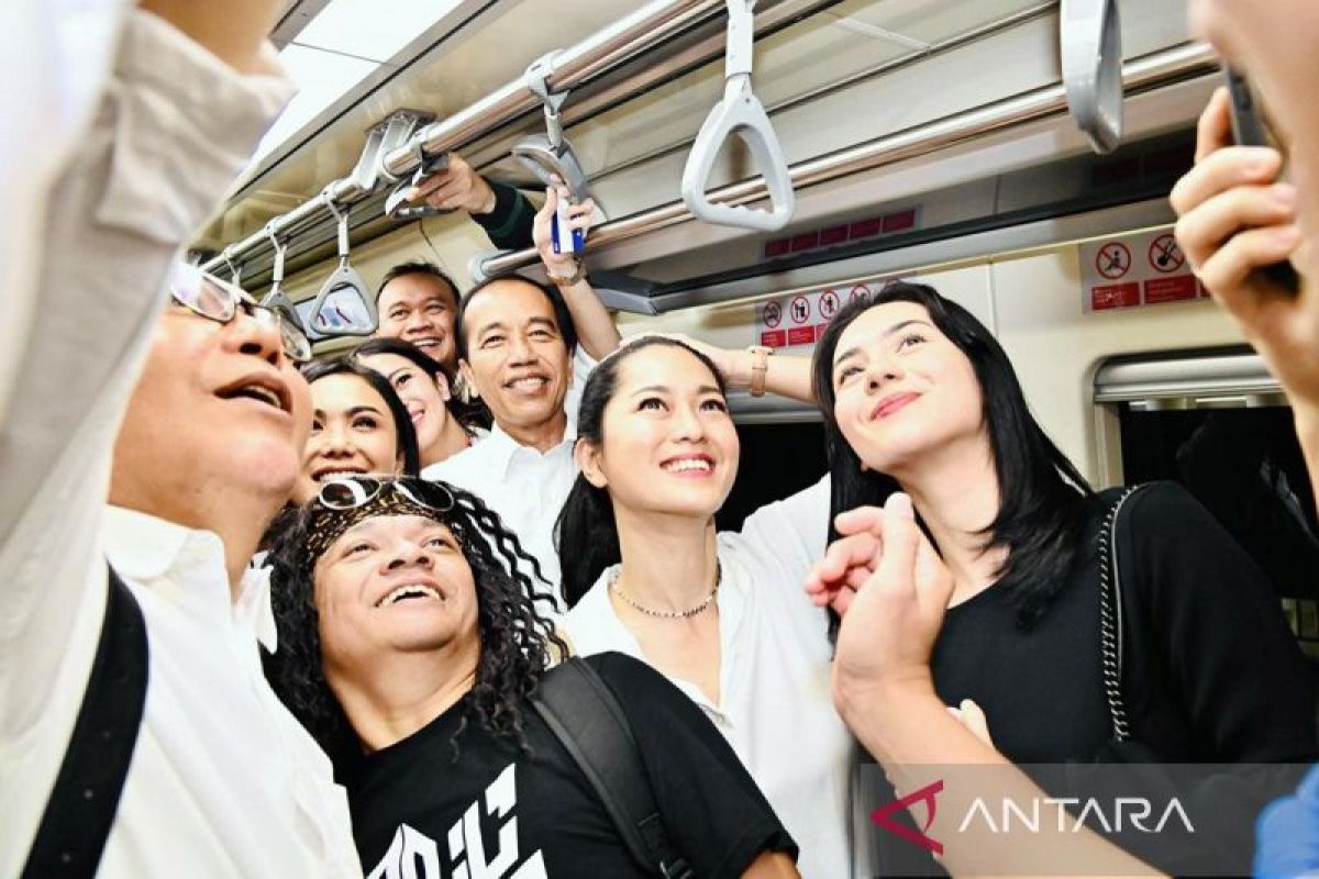 Jokowi pastikan tiket LRT dan kereta cepat akan disubsidi pemerintah