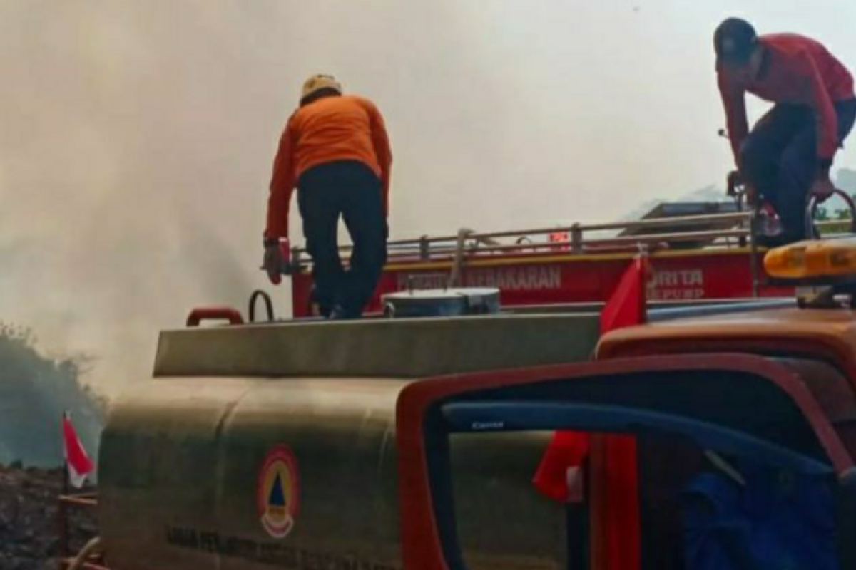 Petugas masih berusaha memadamkan kebakaran di lahan eks TPA Panembong Subang