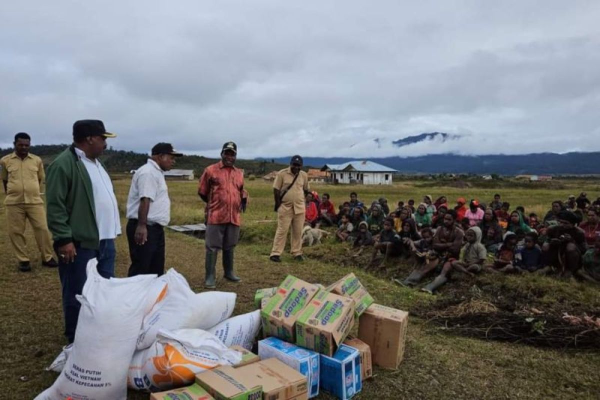 Police Chief sends aid to drought-affected residents of Central Papua