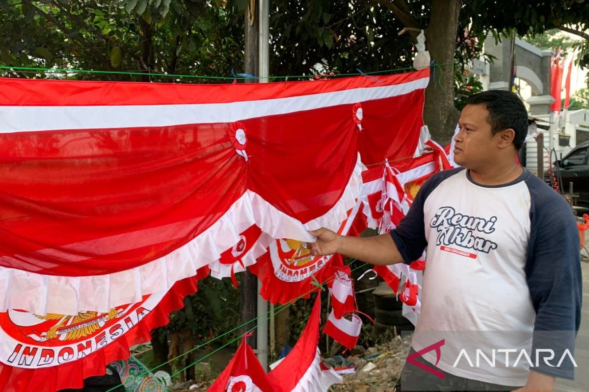 Pedagang bendera musiman di Cianjur dapat raup untung Rp300 ribu per hari