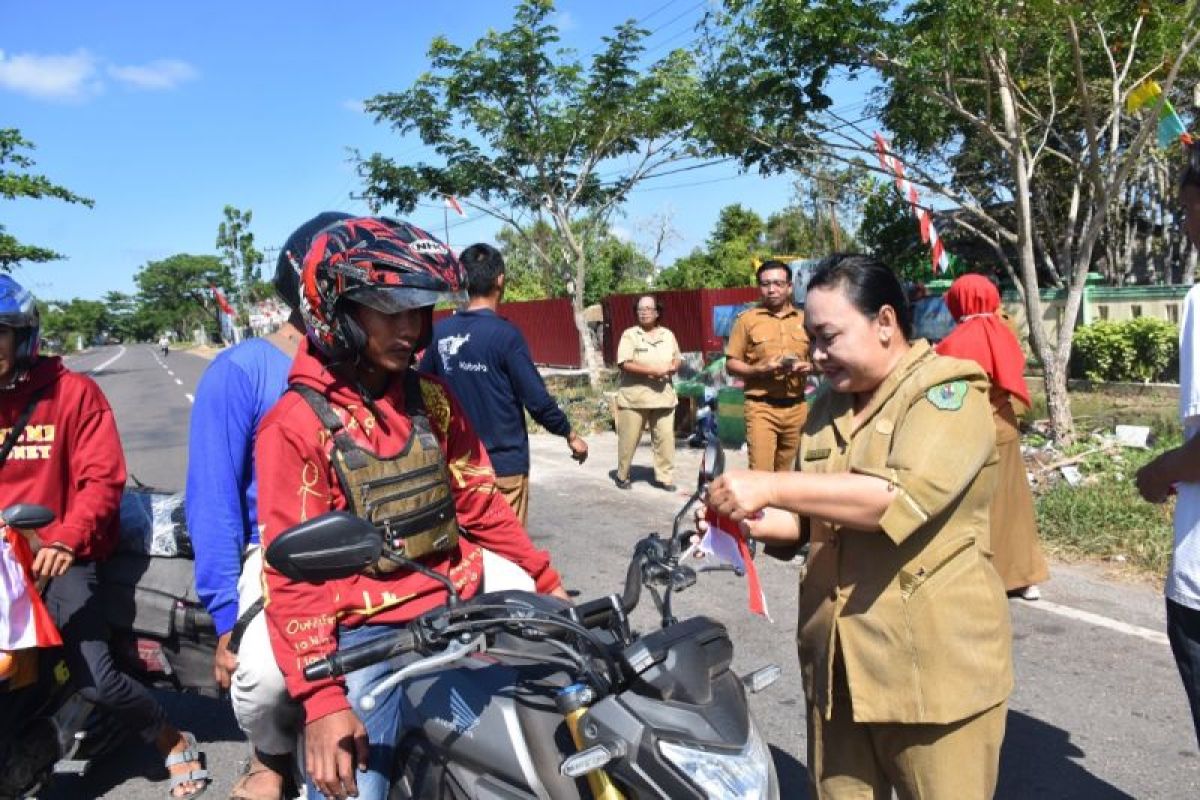 Distan Kapuas bagi-bagi bendera kepada pengendara