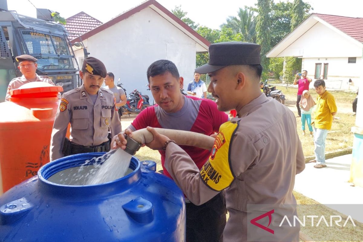 Polisi Bangka Tengah bantu warga kesulitan air bersih