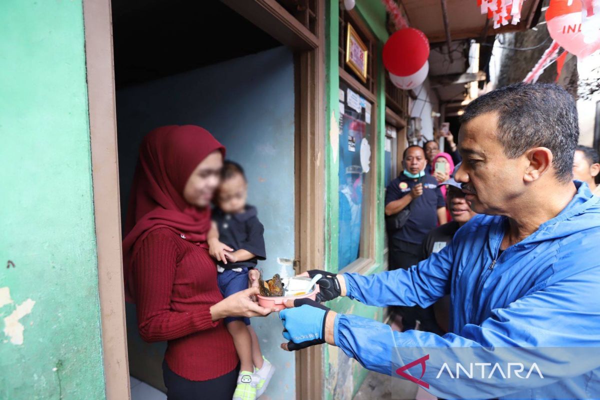 Pemkot Jaktim berikan makanan bergizi anak stunting di Kampung Melayu