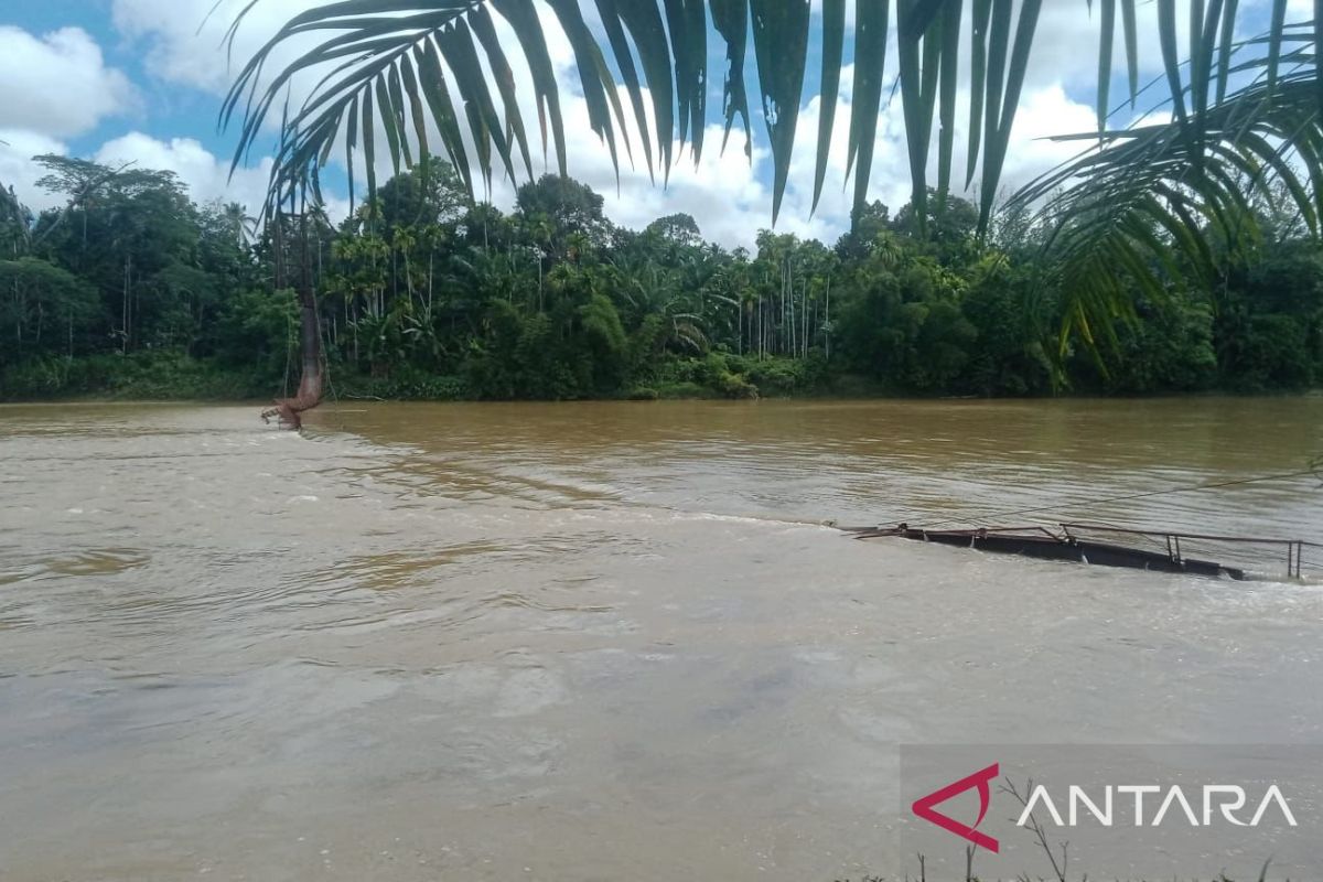 Jembatan gantung di pedalaman Aceh Barat ambruk