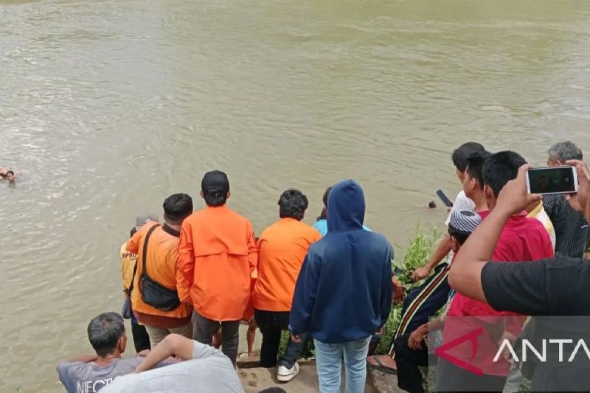 Tim Basarnas evakuasi jasad korban tenggelam  di Sungai Komering