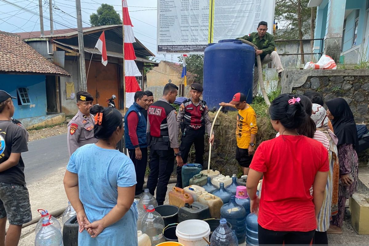 Polisi kerahkan kendaraan watercanon untuk distribusikan air bersih