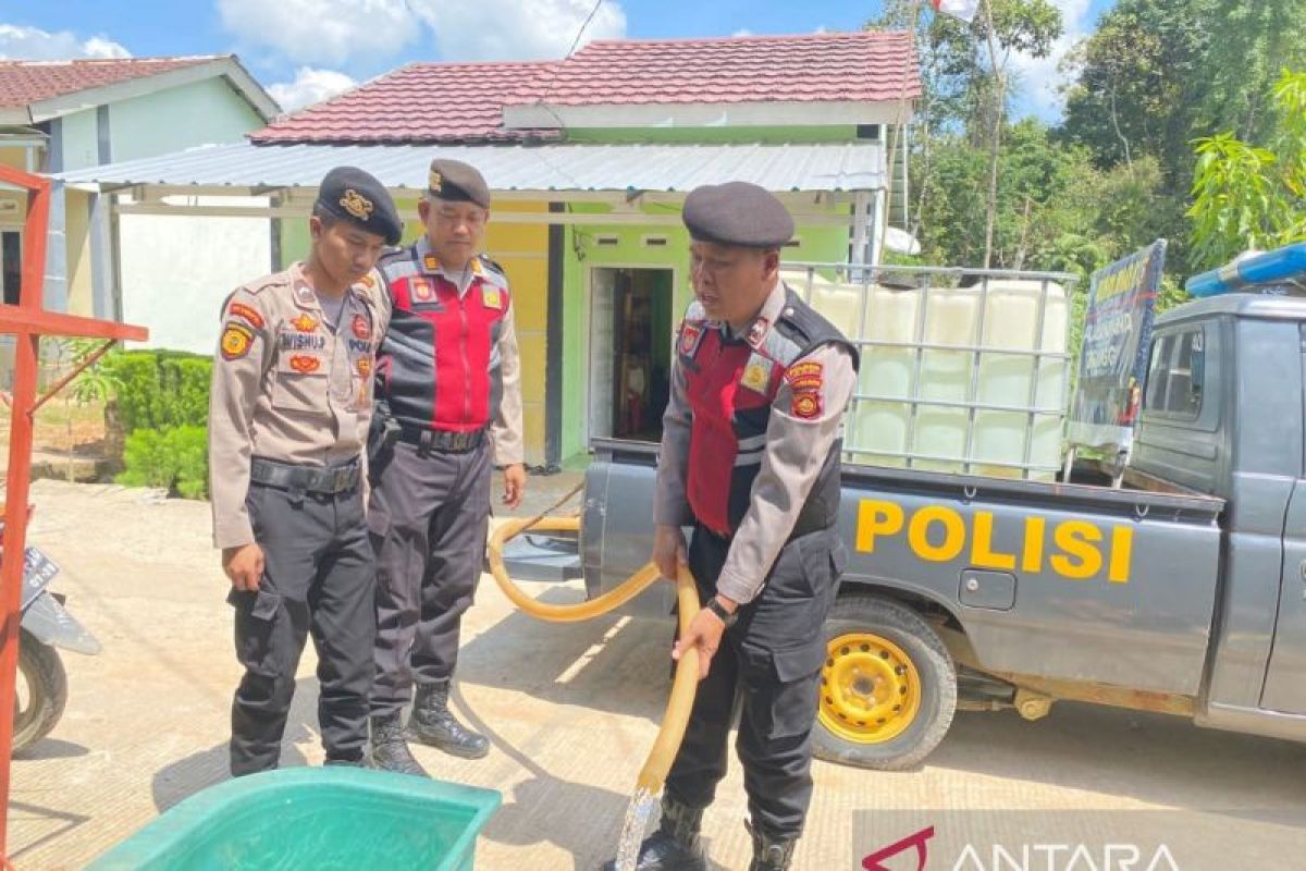 OKU Sumsel bagikan air bersih secara gratis