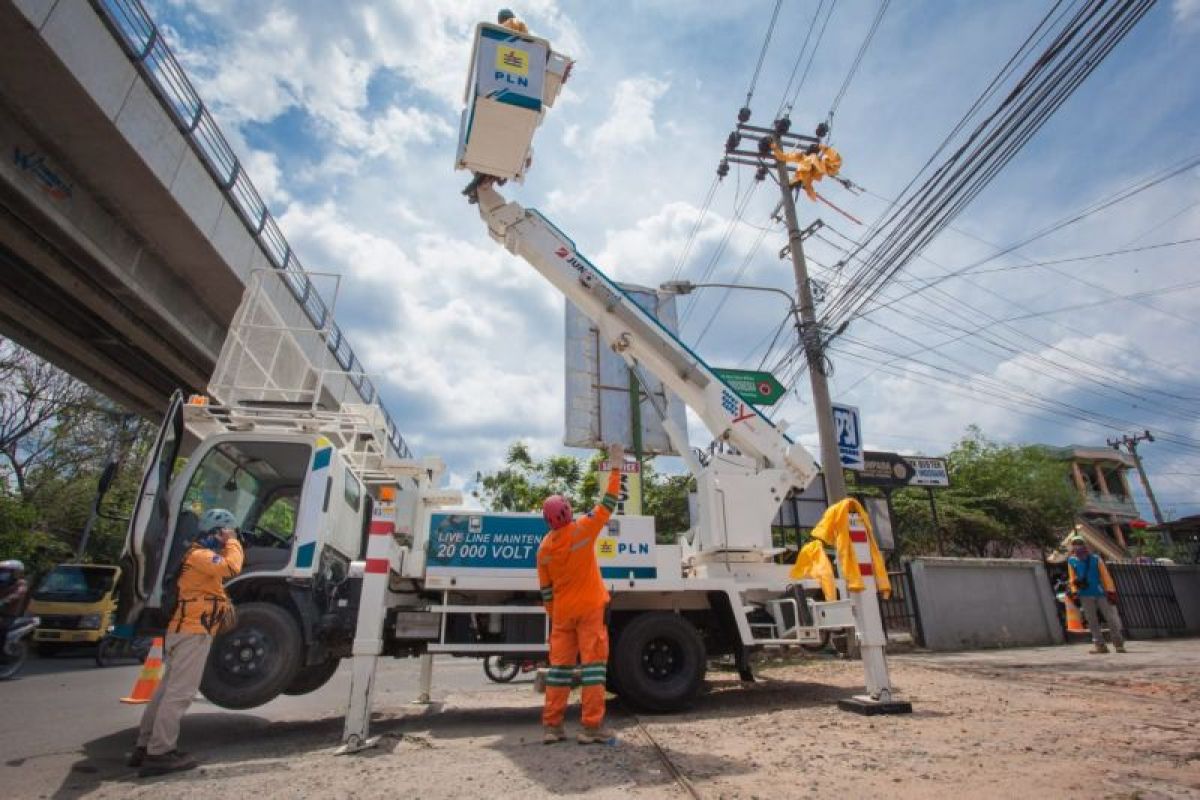 Banyak kabel dan tiang di tepi jalan, kenali yang mana milik PLN