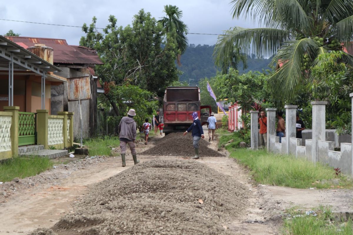 Pengusaha muda Padang perbaiki jalan korong di Padang Pariaman