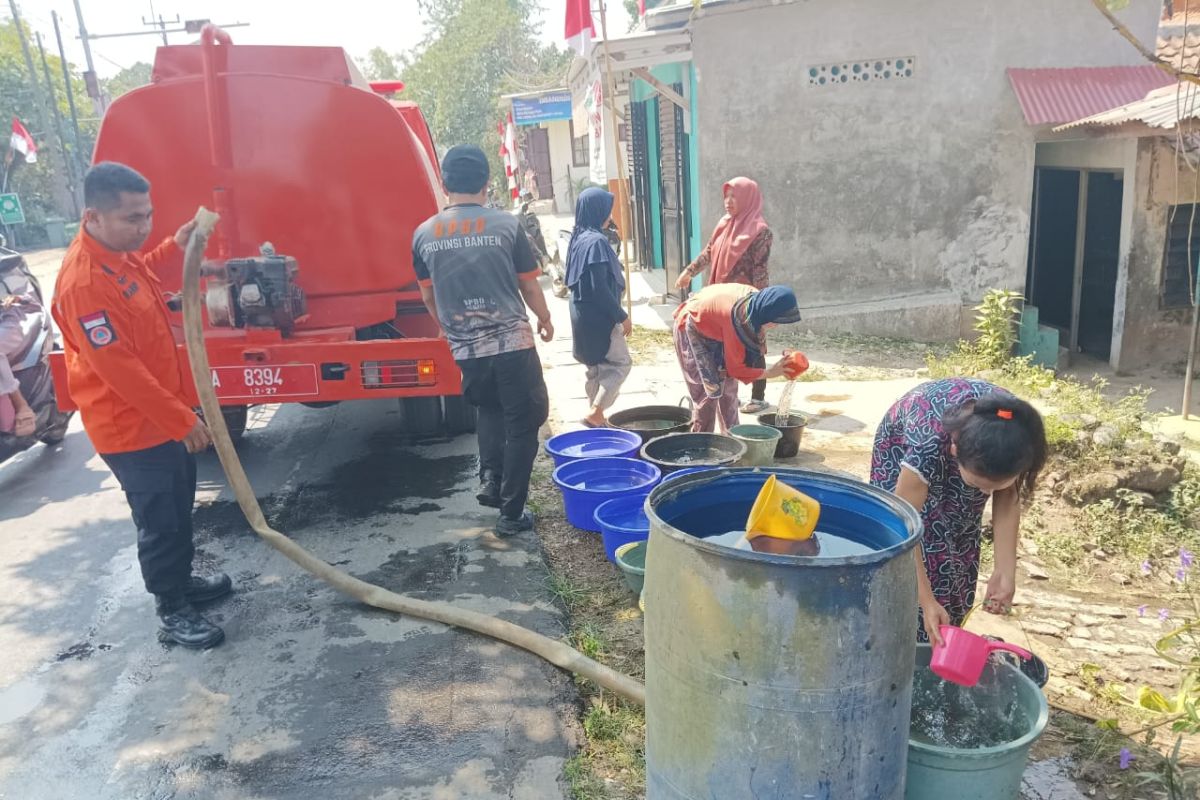 Bpbd Distribusikan Air Bersih Untuk Ribuan Warga Lebak Antara News Banten 6284