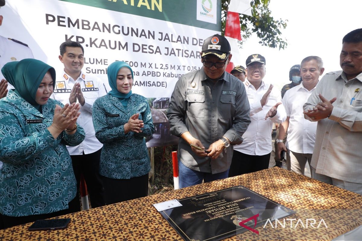 Bupati Bogor keliling Cileungsi tinjau sejumlah pembangunan wilayah