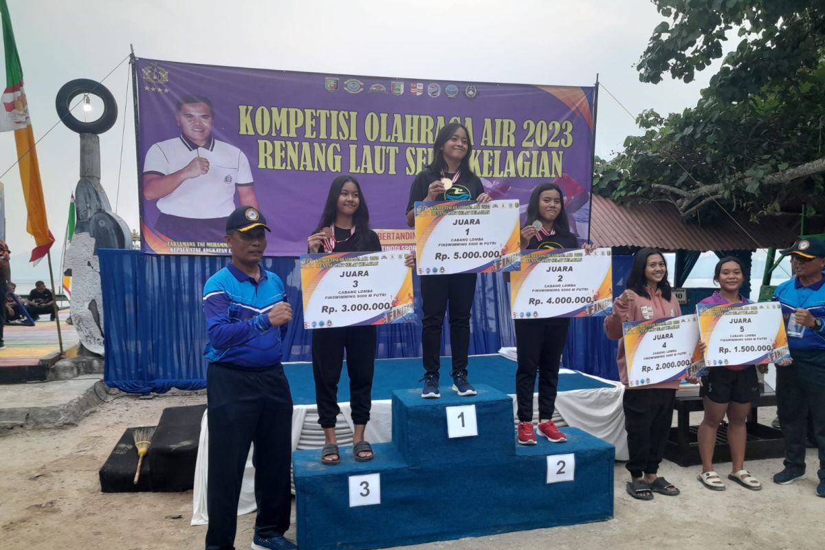 Siswi SMPN 2 Bandar Lampung juarai finswimming 6.000 meter