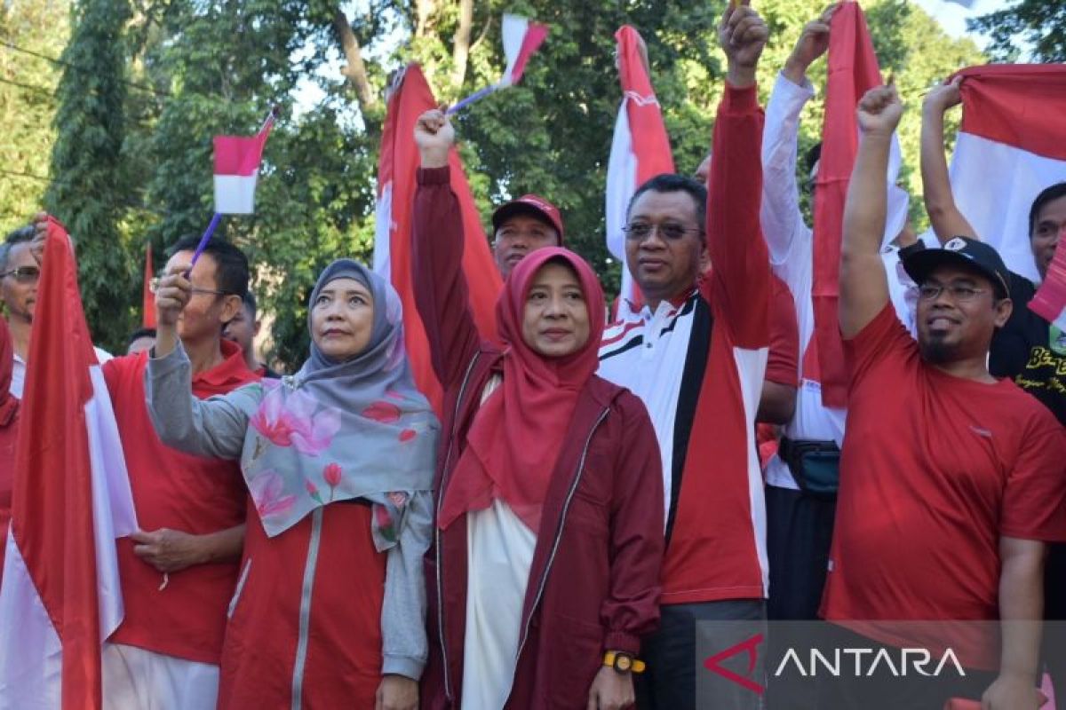 Gubernur-Wagub NTB membagikan bendara Merah Putih HUT ke-78 RI