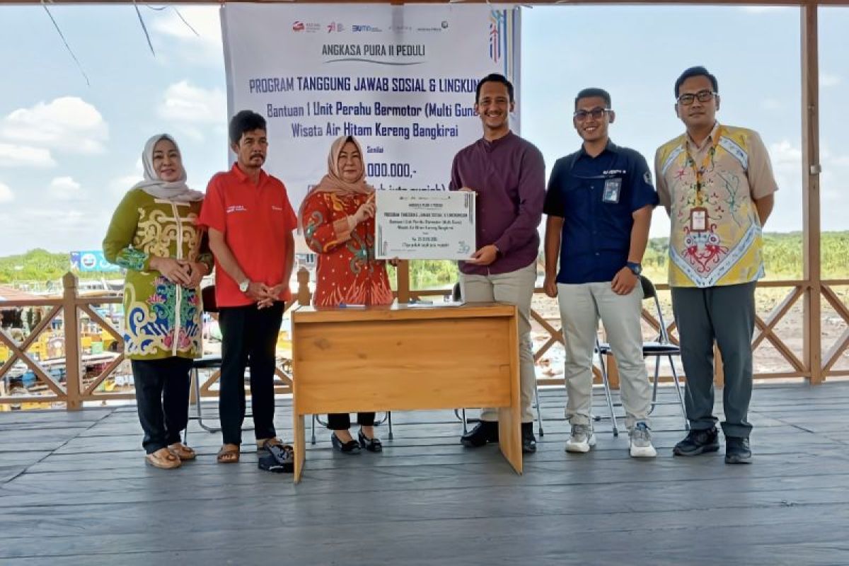 Pengelola Bandara Tjilik Riwut berikan bantuan satu unit perahu Objek Wisata Air Hitam Kereng Bangkirai