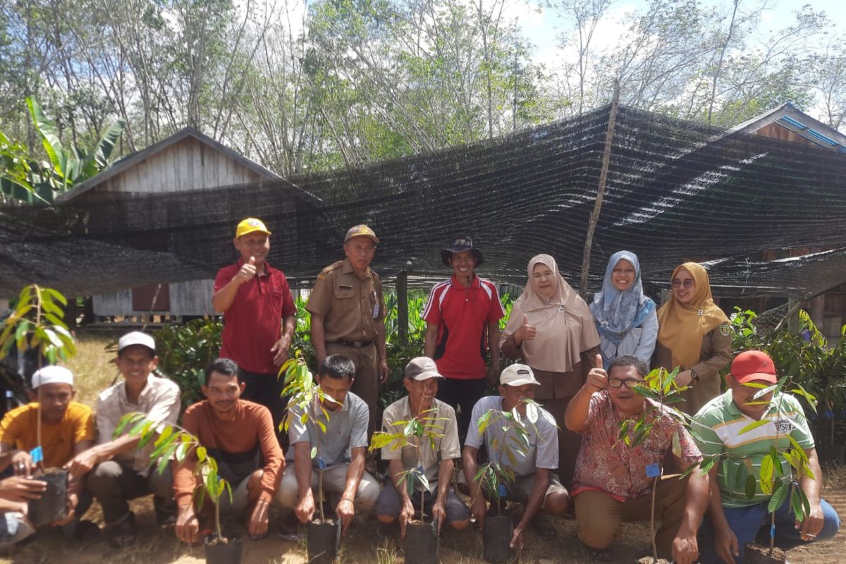 Petani Desa Usih terima bantuan bibit durian dan pisang unggul