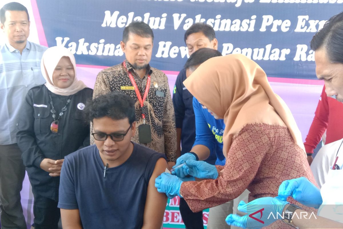 30 petugas kesehatan hewan Mukomuko jalani vaksinasi antirabies