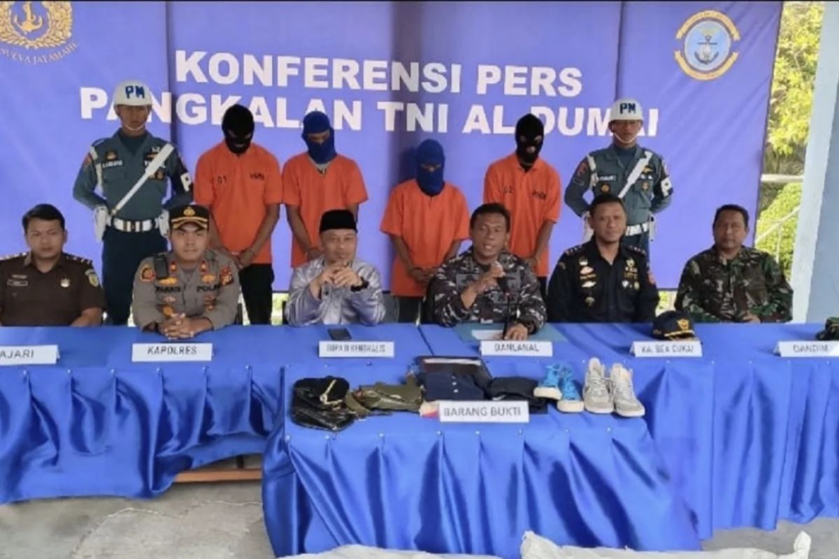 TNI AL Dumai dan Satgas Sadewa amankan 150 koli barang impor bekas