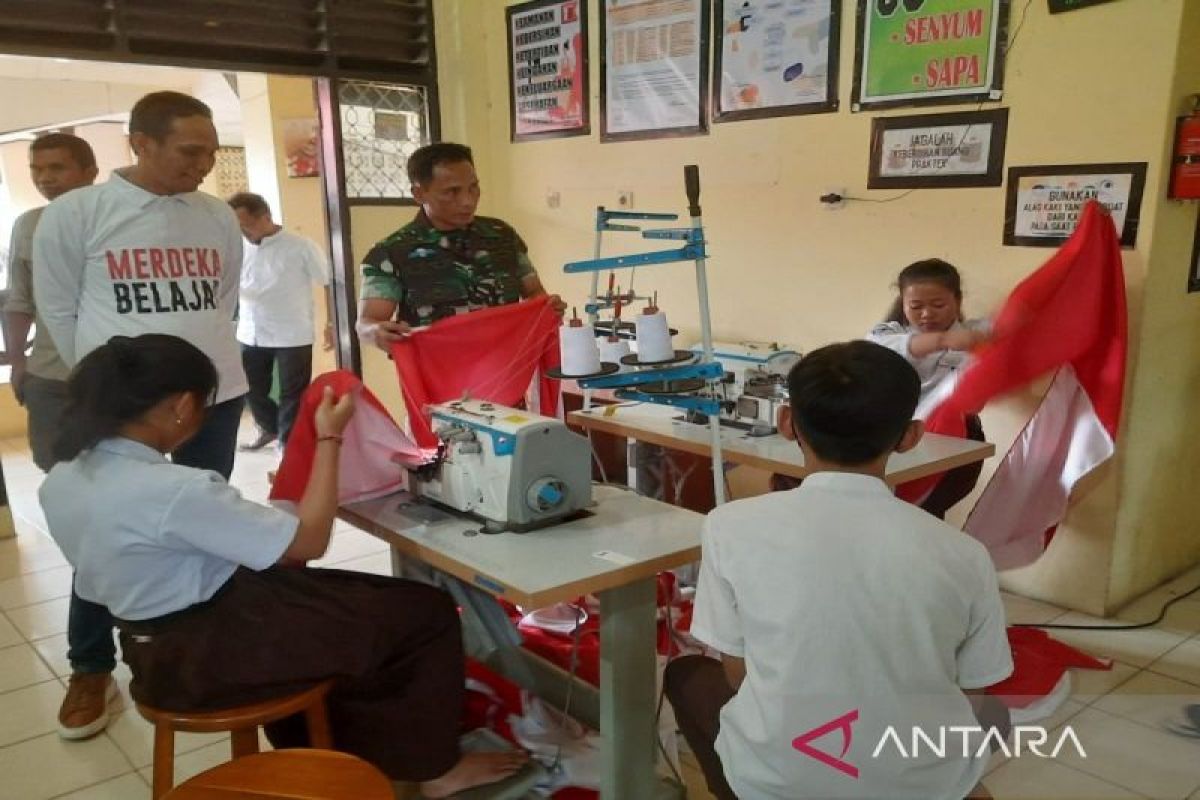 Prajurit TNI kawal pembentangan bendera sepanjang 17 kilometer