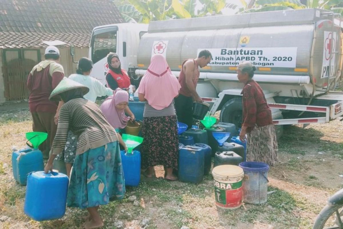 PMI Grobogan pasok puluhan ribu liter  air bersih di daerah kekeringan