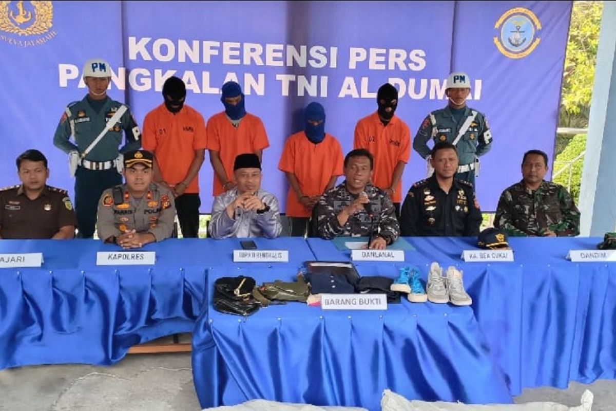 TNI AL Dumai dan Satgas Sadewa amankan 150 koli barang impor bekas