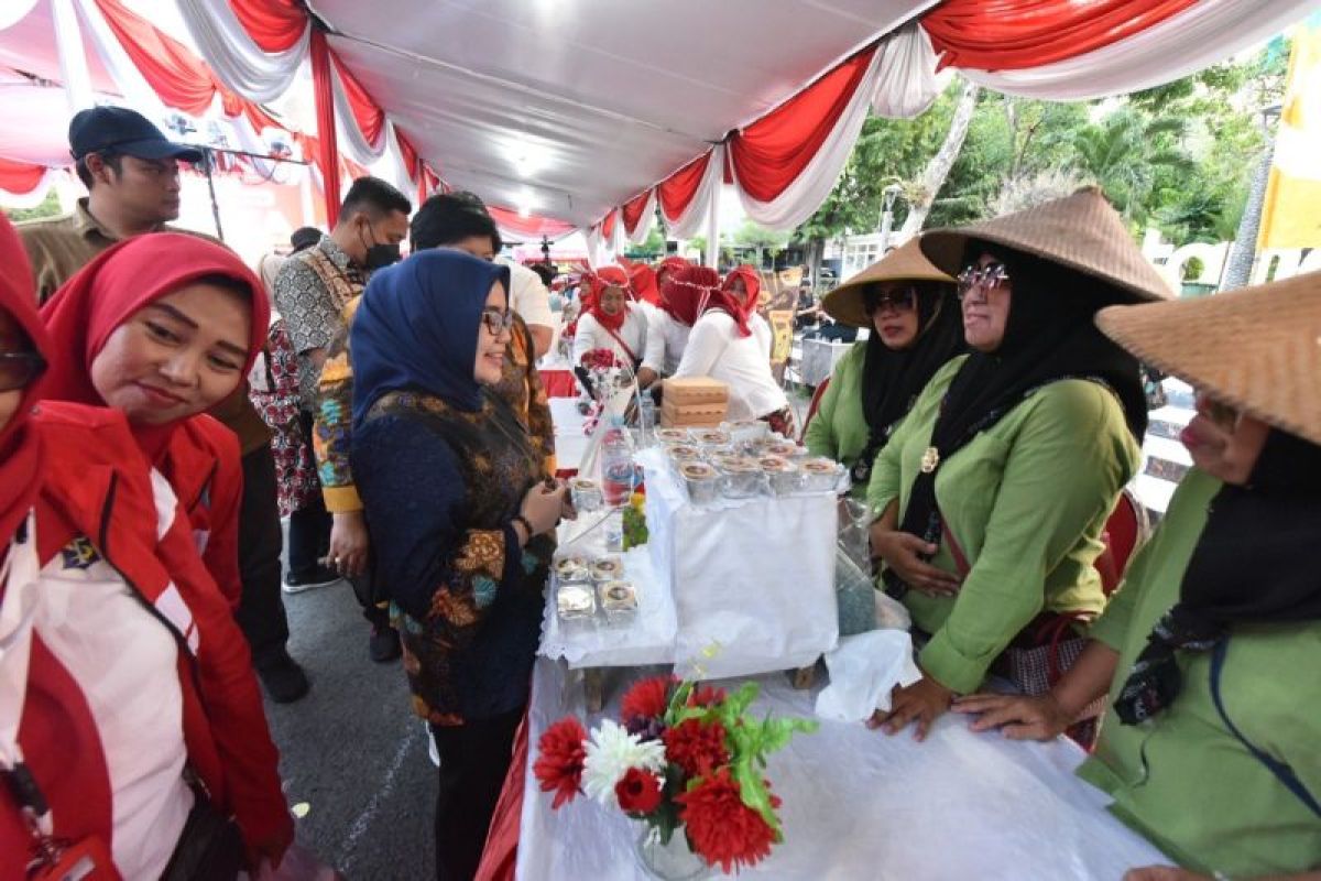 Pemkot-Dekranasda Surabaya berdayakan keluarga akseptor KB