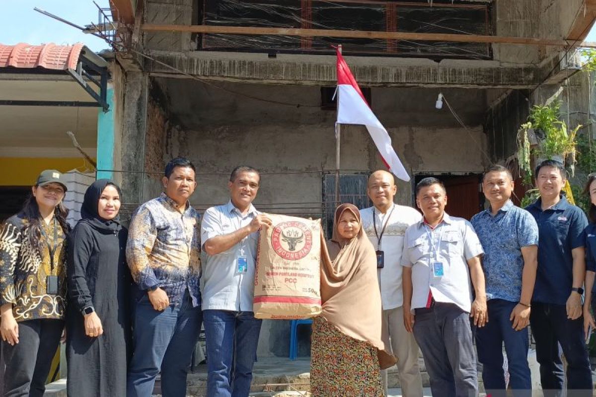 PUPR-Semen Padang serahkan bantuan 100 sak semen kepada warga Batam
