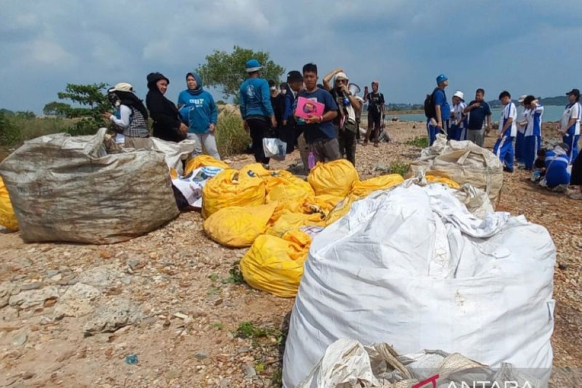 DLH Batam fasilitasi aksi bersih sampah di Pantai Bengkong
